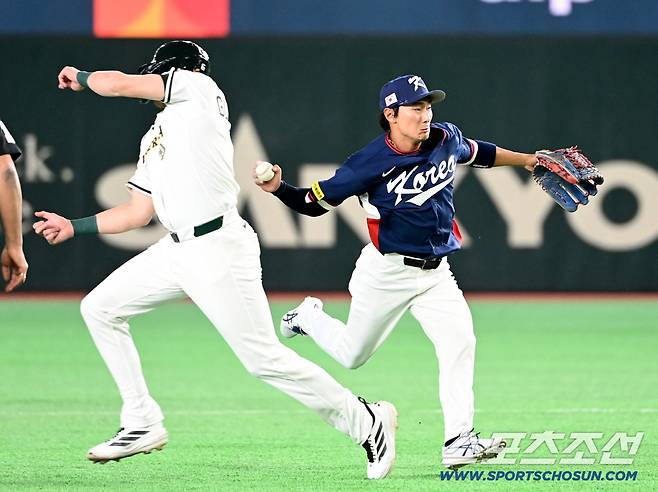 9일 일본 도쿄돔에서 열린 WBC(월드베이스볼클래식) 한국과 호주의 경기, 2회말 무사 1루 2루수 신민재가 윙그로브의 땅볼 타구를 잡아 1루주자 그렌디닝을 태그하며 병살 플레이를 이어가고 있다. 도쿄(일본)=허상욱 기자wook@sportschosun.com/2026.03.09/