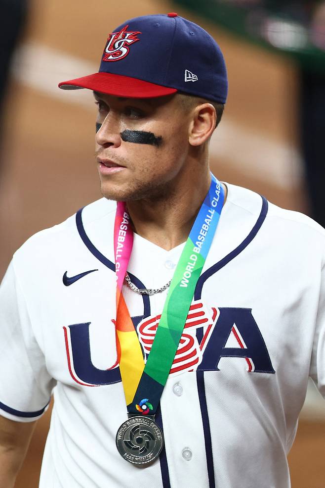 미국 야구대표팀 주장 애런 저지. 2026년 WBC 준우승에 그쳐 은메달을 목에 건 뒤 바로 빼는 모습이 미국 현지 언론에 포착됐다. AFP연합뉴스