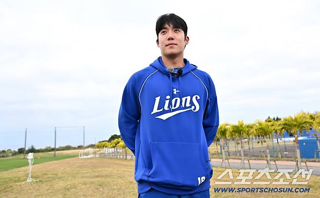 20일 일본 오키나와 온나손 아카마 구장에서 열린 대한민국 야구 대표팀과 삼성 라이온즈의 평가전, 원태인이 인터뷰를 하고 있다. 오키나와(일본)=박재만 기자 pjm@sportschosun.com./2026.02.20/