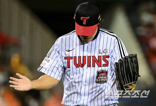 27일 서울 잠실구장에서 열린 한화와 LG의 한국시리즈 2차전. 4회초 2사 만루 김진성이 노시환을 헛스윙 삼진처리하며 점프하고 있다. 잠실=허상욱 기자wook@sportschosun.com/2025.10.27/