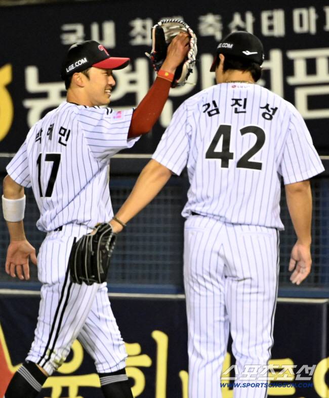 25일 잠실야구장에서 열린 한화와 LG의 경기, 8회초 2사 1루 LG 중견수 박해민이 한화 권광민의 타구를 몸을 날려 잡아낸 후 김진성의 환영을 받고 있다. 잠실=허상욱 기자wook@sportschosun.com/2025.03.25/