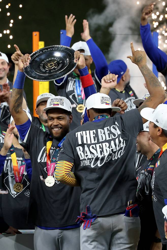 MIAMI, FLORIDA - MARCH 17: Maikel Garcia #11 of Team Venezuela lifts the Most Valuable Player trophy following the 3-2 victory against Team United States at loanDepot park on March 17, 2026 in Miami, Florida.   Al Bello/Getty Images/AFP (Photo by AL BELLO / GETTY IMAGES NORTH AMERICA / Getty Images via AFP연합뉴스