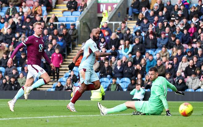 Soccer Football - Premier League - Burnley v Brentford - Turf Moor, Burnley, Britain - February 28, 2026 Brentford's Igor Thiago scores their second goal Action Images via Reuters/Craig Brough EDITORIAL USE ONLY. NO USE WITH UNAUTHORIZED AUDIO, VIDEO, DATA, FIXTURE LISTS, CLUB/LEAGUE LOGOS OR 'LIVE' SERVICES. ONLINE IN-MATCH USE LIMITED TO 120 IMAGES, NO VIDEO EMULATION. NO USE IN BETTING, GAMES OR SINGLE CLUB/LEAGUE/PLAYER PUBLICATIONS. PLEASE CONTACT YOUR ACCOUNT REPRESENTATIVE FOR FURTHER DETAILS..







<저작권자(c) 연합뉴스, 무단 전재-재배포, AI 학습 및 활용 금지>