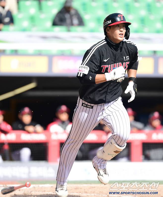 19일 인천 SSG랜더스필드에서 열린 KBO리그 SSG와 LG의 경기. 타격하는 LG 송찬의. 인천=송정헌 기자songs@sportschosun.com/2026.03.19/