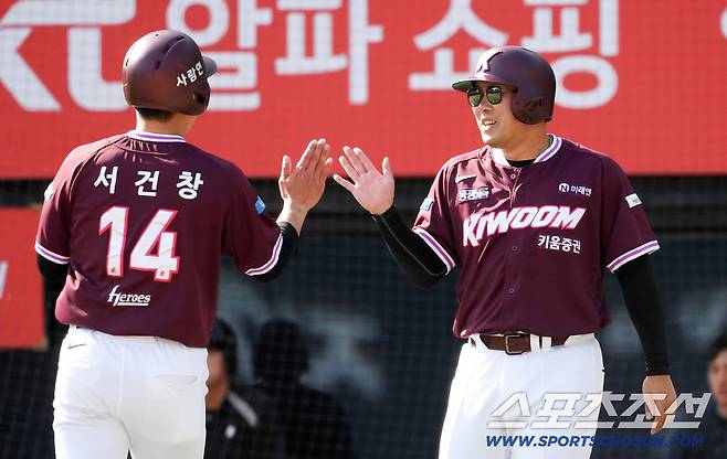 19일 수원KT위즈파크에서 열린 KBO리그 KT 위즈와 키움 히어로즈의 시범경기. 8회초 1사 2,3루 키움 추재현 안타 때 득점한 서건창, 안치홍이 기뻐하 있다. 수원=박재만 기자 pjm@sportschosun.com/2026.03.19/