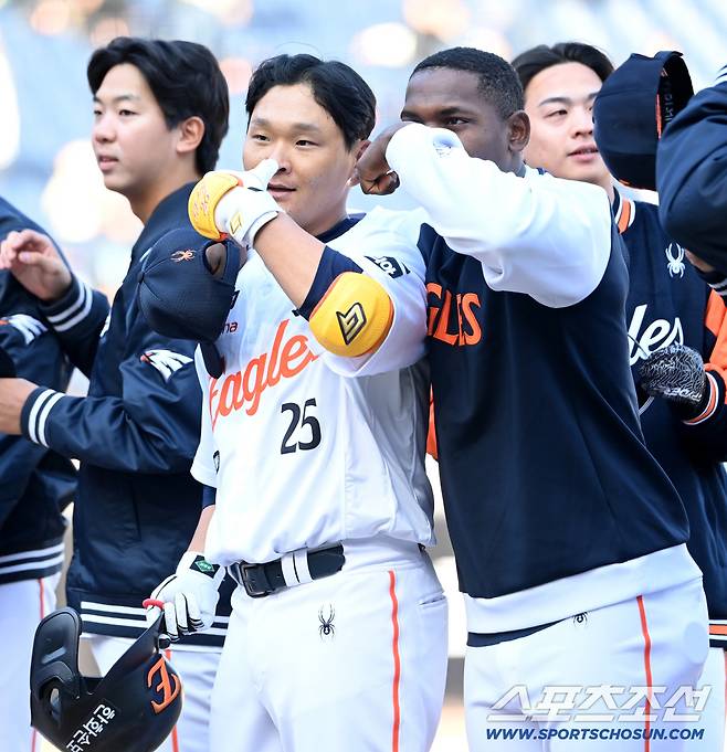 19일 대전한화생명볼파크에서 열린 KIA와 한화의 시범경기. 9회말 1사 1루 한화 김태연이 끝내기 2점홈런을 치고 페라자와 기쁨을 나누고 있다. 대전=허상욱 기자wook@sportschosun.com/2026.03.19/