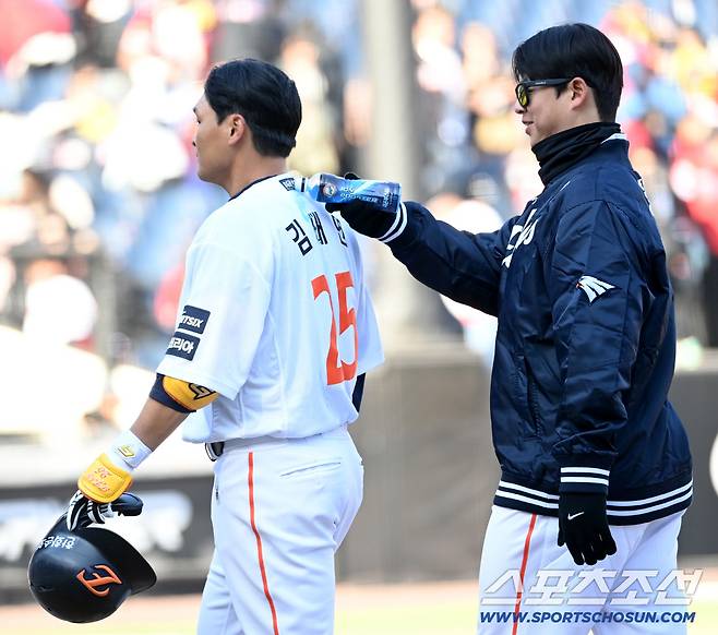 19일 대전한화생명볼파크에서 열린 KIA와 한화의 시범경기. 9회말 1사 1루 한화 김태연이 끝내기 2점홈런을 치고 기쁨을 나누고 있다. 김태연의 유니폼에 음료를 붓는 노시환의 모습. 대전=허상욱 기자wook@sportschosun.com/2026.03.19/