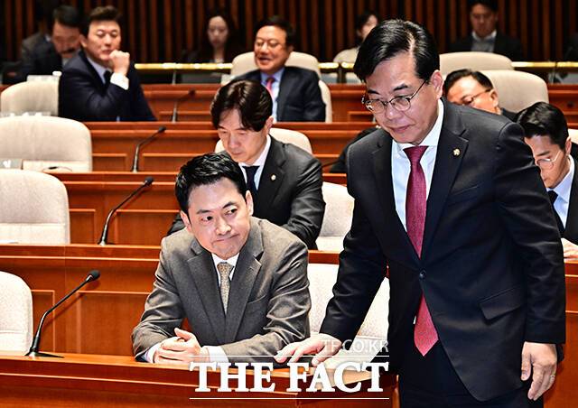 장동혁 국민의힘 대표(왼쪽)와 송언석 원내대표가 19일 오전 서울 여의도 국회에서 열린 의원총회에 참석해 대화를 하고 있다. /국회=배정한 기자