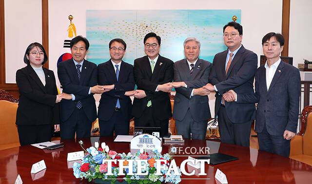 우원식 국회의장이 19일 오후 서울 여의도 국회에서 ‘초당적 개헌추진을 위한 제정당 연석회의’에 참석해 기념 촬영을 하고 있다. 왼쪽부터 용혜인 기본소득당 원내대표, 윤종오 진보당 원내대표, 한병도 더불어민주당 원내대표, 우 의장, 서왕진 조국혁신당 원내대표, 천하람 개혁신당 원내대표, 한창민 사회민주당 원내대표. /국회=배정한 기자