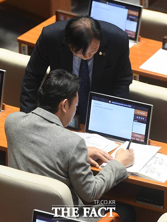 조희대 대법원장 탄핵소추안 발의자 명단에 서명 남기는 곽상언 더불어민주당 의원.