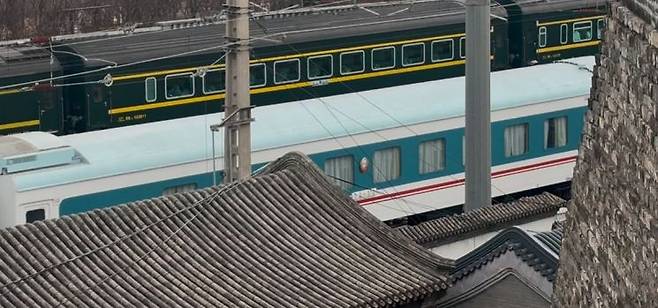 지난 13일 오전 북한 평양에서 출발한 여객열차가 중국 베이징역에 들어서고 있다. 연합뉴스