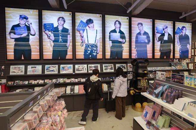 그룹 방탄소년단(BTS)의 광화문 공연을 나흘 앞둔 지난 17일 서울 중구 명동거리 한 케이팝 굿즈샵에 BTS 굿즈들이 진열돼 있다. 연합뉴스