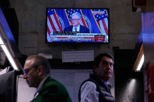 18일(현지시간) 뉴욕증권거래소(NYSE)에서 제롬 파월 미 연방준비제도(Fed) 의장의 기자회견이 TV를 통해 중계되고 있다. AP연합뉴스