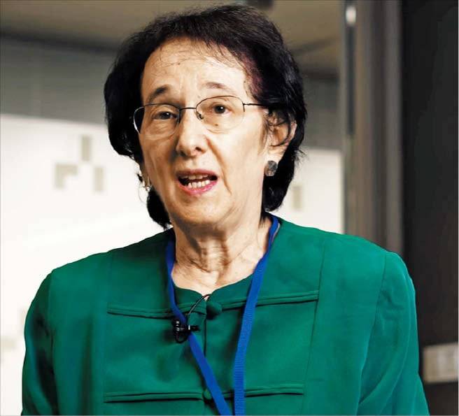 나오미 배런 미 아메리칸대 명예교수는 본지 인터뷰에서 “부모가 아이와 눈을 맞추며 종이책을 함께 읽는 게 최고의 독서 교육”이라고 했다./유튜브