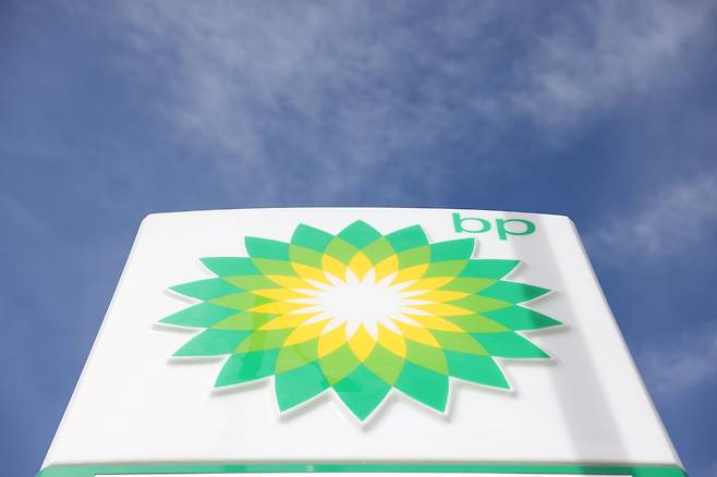 영국의 석유 대기업 BP의 로고. 영국 정부는 최근 기름값을 부당하게 올리는 주유소들을 실명 공개하겠다고 경고했다./연합뉴스