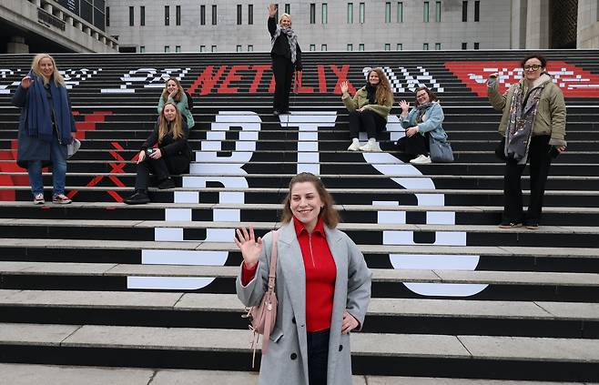18일 서울 종로구 세종문화회관 계단에서 폴란드에서 온 관광객들이 방탄소년단 컴백 공연 광고 문구와 기념촬영을 하고 있다. /장경식 기자