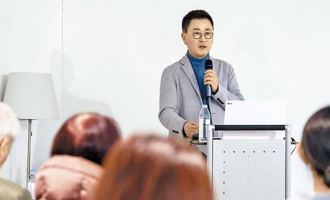 안철우 연세대 강남세브란스병원 교수가 지난 12일 조선일보 본사에서 조선 멤버십 회원들을 상대로 ‘호르몬 건강법’을 주제로 강연하고 있다./박성원 기자