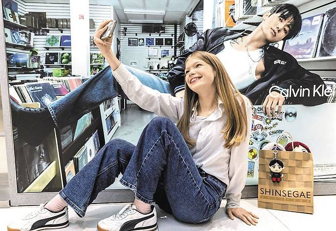 유통업계가 3월 BTS 컴백 콘서트를 계기로 서울에 총집결하는 외국인들을 겨냥한 마케팅을 펼치고 있다. 사진은 신세계면세점 명동점에서 BTS 콘텐츠를 배경으로 사진을 촬영하는 외국인 관광객.