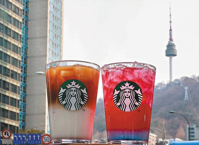 스타벅스가 서울 특화 음료로 선보인 서울 막걸리 향 콜드 브루(왼쪽)와 서울 석양 오미자 피지오. 스타벅스가 서울 특화 음료를 내놓은 것은 이번이 처음이다. /스타벅스 제공