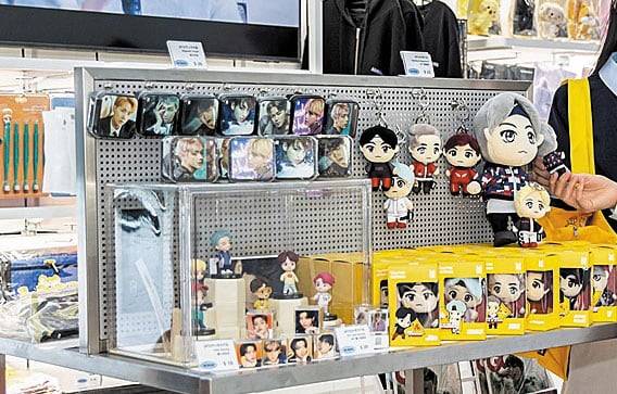 키랑·피규어 같은 BTS 굿즈를 판매 중인 신세계면세점 명동점은 이달 굿즈 종류를 늘리며 외국인 팬 맞이에 나선다. /신세계면세점 제공