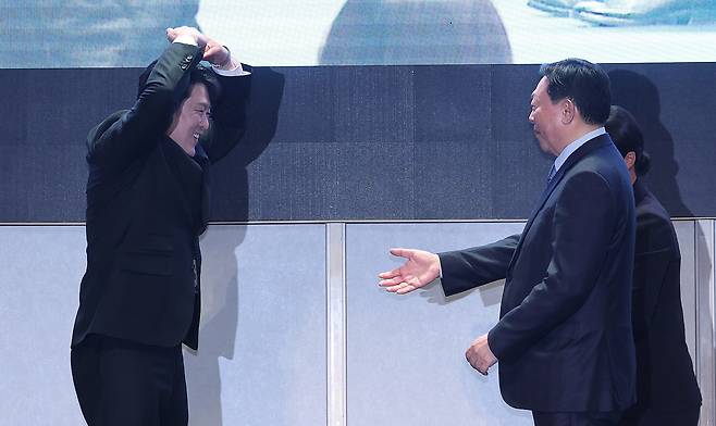 19일 서울 송파구 시그니엘 서울에서 열린 스키·스노보드 국가대표 격려행사에서 스노보드 남자 평행대회전 은메달을 획득한 김상겸이 특별 포상금을 전달한 신동빈 롯데그룹 회장에게 손하트를 전하고 있다.  /뉴스1