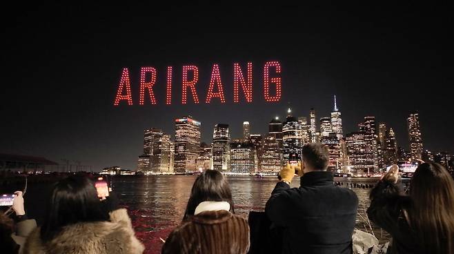 18일(현지 시각) 방탄소년단(BTS)의 정규 5집 '아리랑'(ARIRANG) 발표를 앞두고 미국 뉴욕 브루클린 브리지 상공에서 방탄소년단의 컴백을 기념하는 드론쇼가 진행되고 있다. /연합뉴스