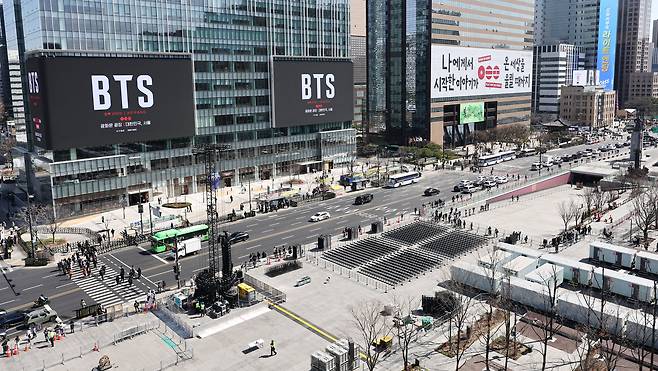방탄소년단(BTS) 컴백 공연을 앞둔 19일 서울 광화문광장 인근 빌딩 전광판에 컴백 공연을 알리는 광고가 표출되고 있다./뉴스1