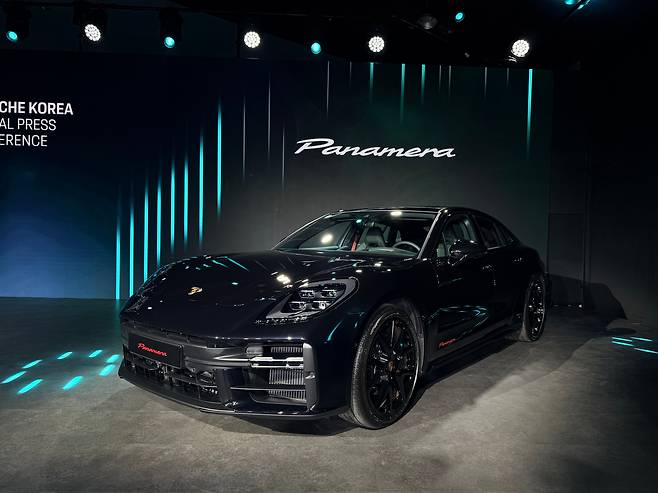 한국 시장 전용으로 특별 제작된 '파나메라 레드 익스클루시브./이윤정 기자