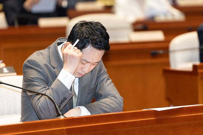 장동혁 국민의힘 대표가 19일 서울 여의도 국회에서 열린 의원총회에서 생각에 잠겨있다./뉴스1