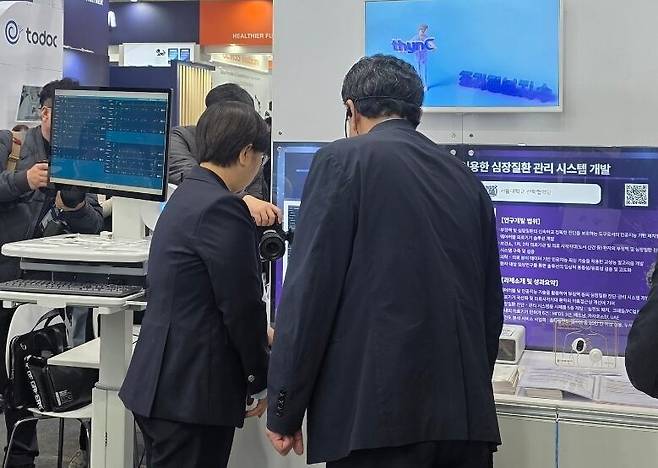 정은경 보건복지부 장관이 19일 서울 코엑스에서 열린 KIMES 2026에 참석해 의료기기에 대한 설명을 듣고 있다. /홍다영 기자