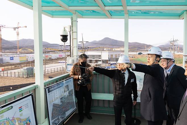 김윤덕 국토교통부 장관이 19일 경기 남양주왕숙 공공주택지구에서 3기 신도시의 조속한 추진과 공급 속도 제고를 지시하고 있다. /국토교통부 제공