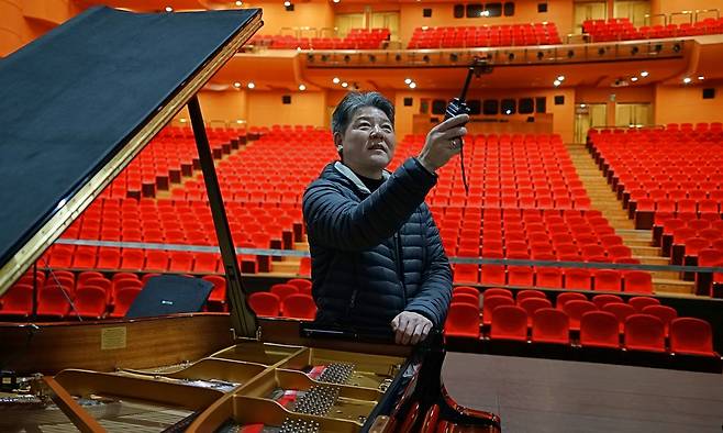 박세용 대전예술의전당 무대감독이 18일 아트홀에서 이날 저녁 막올리는 유키 구라모토 공연을 준비하고 있다. 송인걸 선임기자