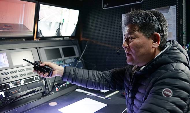 박세용 대전예술의전당 무대감독이 18일 유키 구라모토 공연을 위해 음향을 점검하고 있다. 송인걸 선임기자