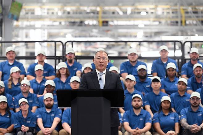 정의선 현대차그룹 회장이 지난해 3월 26일(현지시간) 미국 조지아주 엘라벨에 위치한 ‘현대자동차그룹 메타플랜트 아메리카(HMGMA)’ 준공식에 참석해 환영사를 하고 있다. 현대차그룹 제공