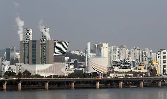 21일 오후 서울 마포구 한국중부발전 서울발전본부 굴뚝에서 LNG 전력발전으로 인한 수증기가 나오고 있다. 2022.10.21 [서울=뉴시스]