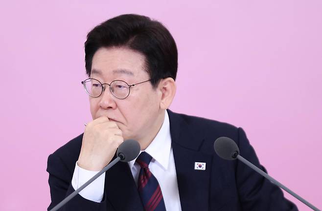 이재명 대통령이 19일 청와대에서 열린 경사노위 1기 출범 맞이 노동정책 토론회에서 참석자들의 발언을 경청하고 있다. 2026.3.19. 뉴스1