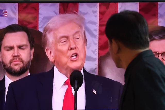 지난 2월25일 서울역 대합실 TV로 도널드 트럼프 미국 대통령의 국정연설 방송이 송출되고 있다.[연합뉴스 사진]