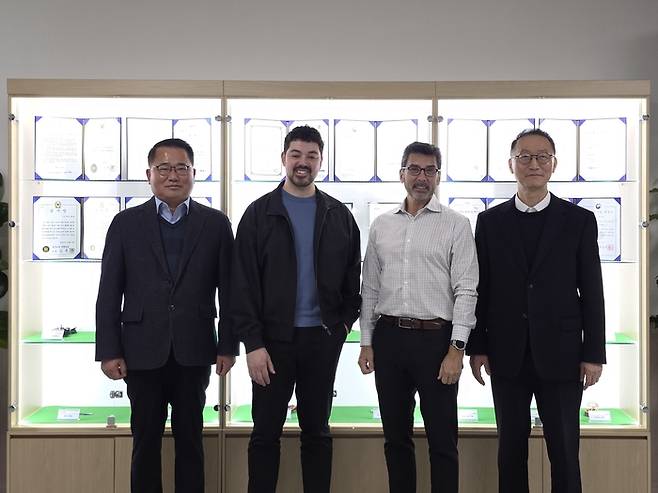 (왼쪽부터) 최영묵 케이알엠 사장, 마이클 미란다 HTI 부사장, 스티브 월터 HTI 대표, 박광식 케이알엠 대표