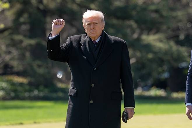 미국의 도널드 트럼프 대통령이 18일(현지시간) 미국 워싱턴DC 백악관에서 기자들과 만나 주먹을 들어 보이고 있다.EPA연합뉴스