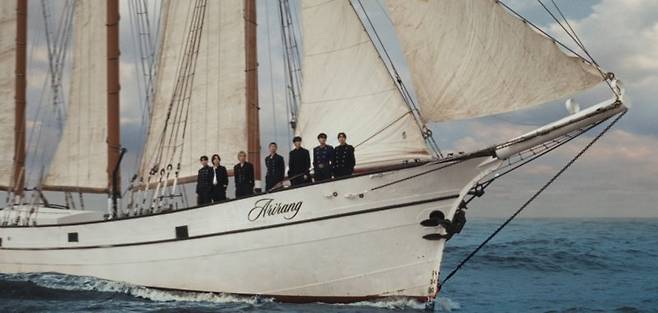 방탄소년단 새 신보 '아리랑' 타이틀곡 '스윔' 뮤직 비디오 이미지. 빅히트 뮤직 제공