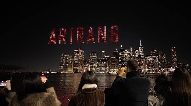 방탄소년단(BTS) 미국 뉴욕 드론쇼 모습. 연합뉴스