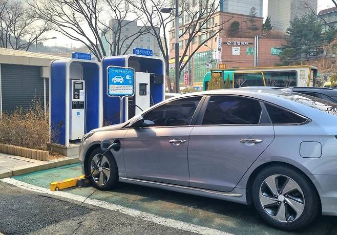 광명시청 전기차 충전소에서 중인 승용차. 사진=뉴시스