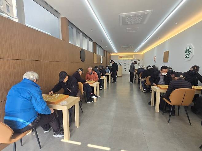 19일 서울 종로구 '탑골 어르신 문화 놀이터'에서 노인들이 장기를 두고 있다. 사진=서지윤 기자