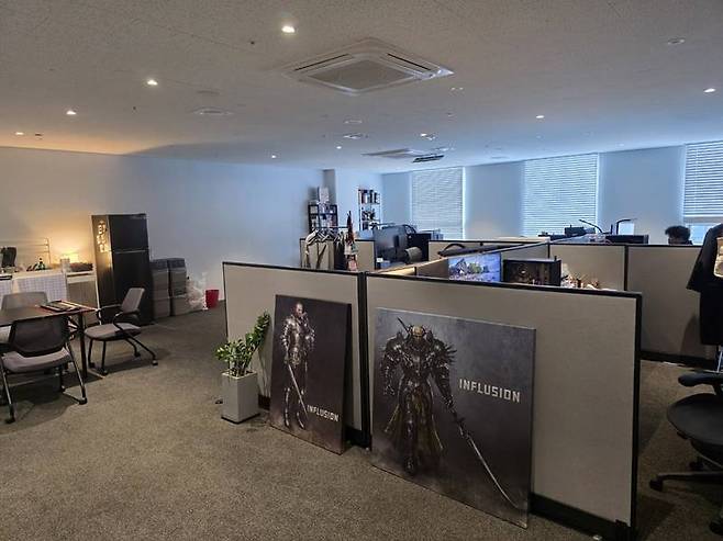 게임을 개발 중인 인플루전 풍경