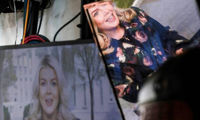 지난 18일(현지시각) 미국 워싱턴 백악관에서 캐럴라인 레빗 백악관 대변인이 아침 텔레비전 인터뷰를 하고 있다. 워싱턴/로이터 연합뉴스