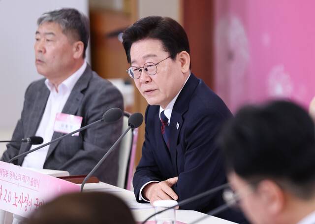 이재명 대통령이 19일 경제사회노동위원회 제1기 출범을 맞이해 청와대에서 열린 \'대통령과 함께하는 노동정책 토론회\'에서 발언하고 있다. 연합뉴스