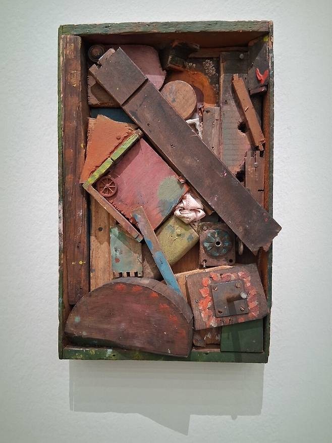 잡동사니 콜라주 덩어리에 유화 물감을 덧칠한 ‘작고 붉은 바퀴로부터의 확장’(1985). 리즈의 학생 시절 만든 작품이다. 미국 팝아트 거장 로버트 라우션버그에게 선물로 주었다가 그가 별세한 뒤 라우션버그 재단에서 다시 사들인 작가의 애장품이다. 노형석 기자