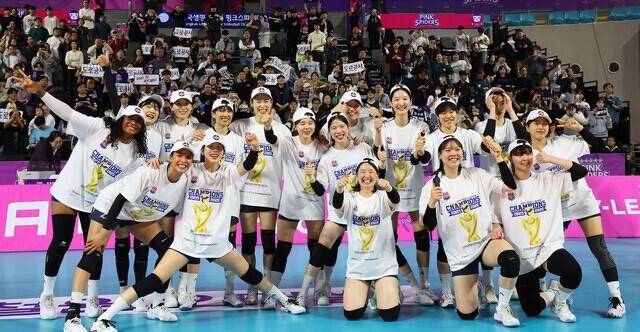 한국도로공사 선수들이 13일 인천 삼산월드체육관에서 열린 2025∼2026 V리그 프로배구 여자부 흥국생명과 경기에서 승리하며 정규리그 1위를 확정한 뒤 기뻐하고 있다. 연합뉴스