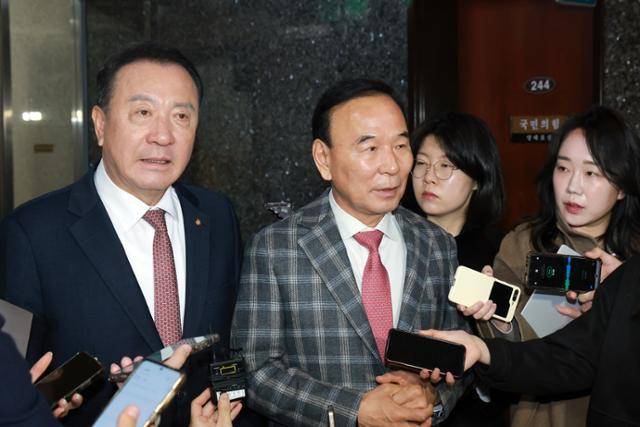 충북을 지역구로 둔 국민의힘 박덕흠(오른쪽)·엄태영 의원이 18일 국회에서 충북도지사 공천과 관련해 장동혁 대표와 면담한 뒤 취재진 질문에 답하고 있다. 연합뉴스