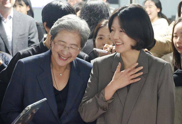 최수연(오른쪽) 네이버 대표가 18일 경기 성남시 네이버 본사를 찾은 리사 수 AMD 최고경영자(CEO)와 대화하고 있다. 공동취재